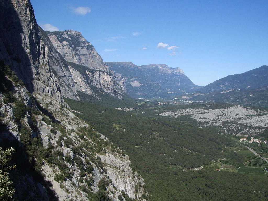 arco045.jpg - Zwischendrin schweift unser Blick taleinwärts. Links mitte sehen wir die sehr beliebten "Sonnenplatten".