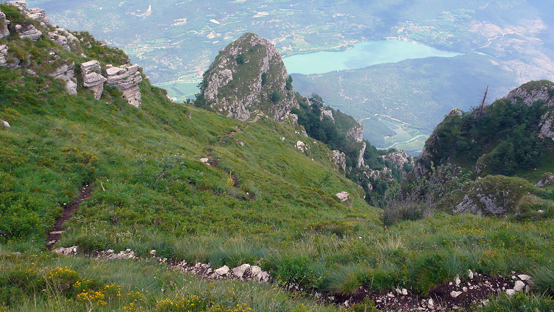 arco-che092.jpg - Im letzten Viertel ist der Steig eine anspruchsvolle Bergtour mit Bombenaussicht. Nur zwei kraftige, abgewienerte Stufen und ein paar steile Stellen am Drahtseil sind noch zu überwinden. Im Bild der Ausstieg auf die große Wiese.