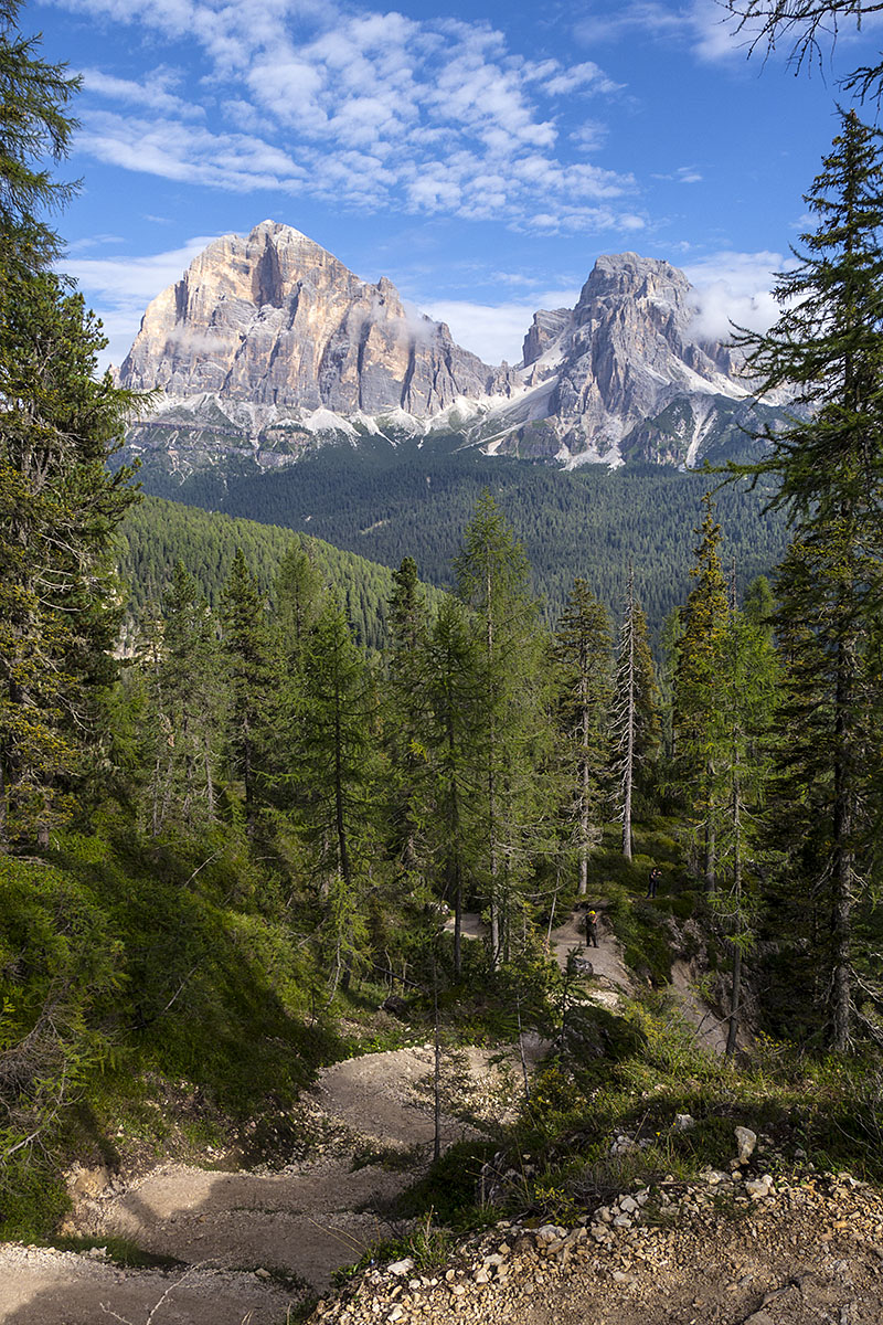 croda001.jpg - Auf dem Weg 437. Die Tofane leuchten.