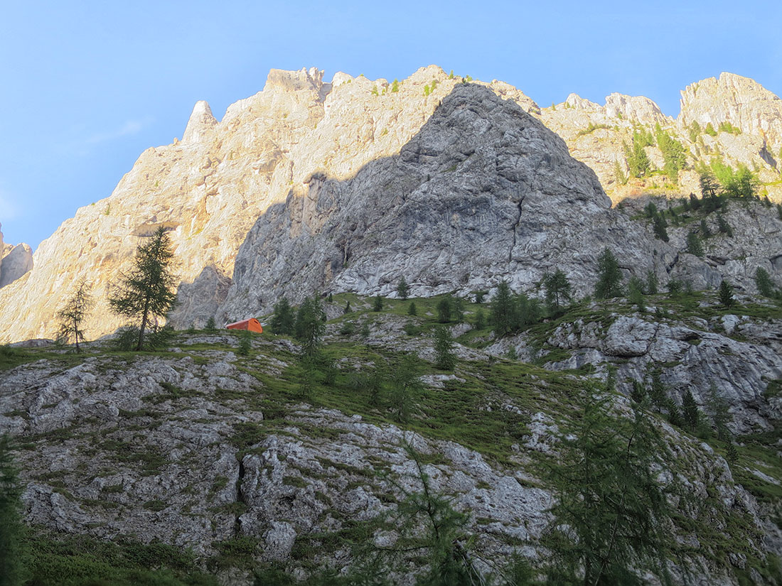 gadotti009.jpg - Man erreicht nach 1:30 das Bivacco Zeni. Die Bivak-Kultur ist hier sehr ausgeprägt.                               