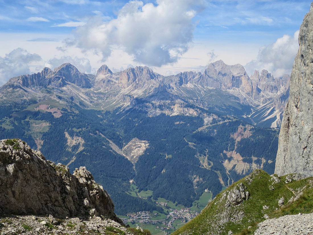 gadotti050.jpg - Am Ende der Ferrata bekommt man einen feinen Überblick über den südlichen Rosengarten. Von links nach rechts: Majare Kamm, Rotwand (Ostwand, vorgestern mit Erich Resch geklettert. Für Fotos war da leider keine Zeit in den 13 Seillängen), Tschagerspitze(?), der vorgelagerte Zigolade und Mugogn Block, dann unverwechselbar die riesige Rosengartenspitze Südwand. Dahinter spitzen noch die berühmten Vajolet Türme und die Nordtürme heraus.