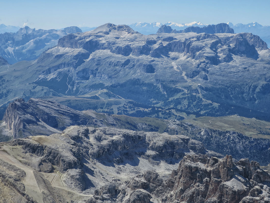 rozes042.jpg - Das Sella-Massiv, dahinter schaut der Lankofel raus. Die weiße Pracht im Hintergrund müsste der Adamello sein.                               