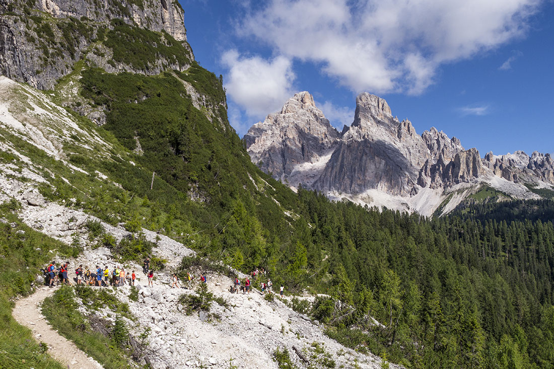 sorapis001.jpg - Die Idee, am ersten sonnigen Tag eine Bergtour zu machen, hatten sehr viele andere auch. Zum Rifugio Vandelli waren Scharen unterwegs.