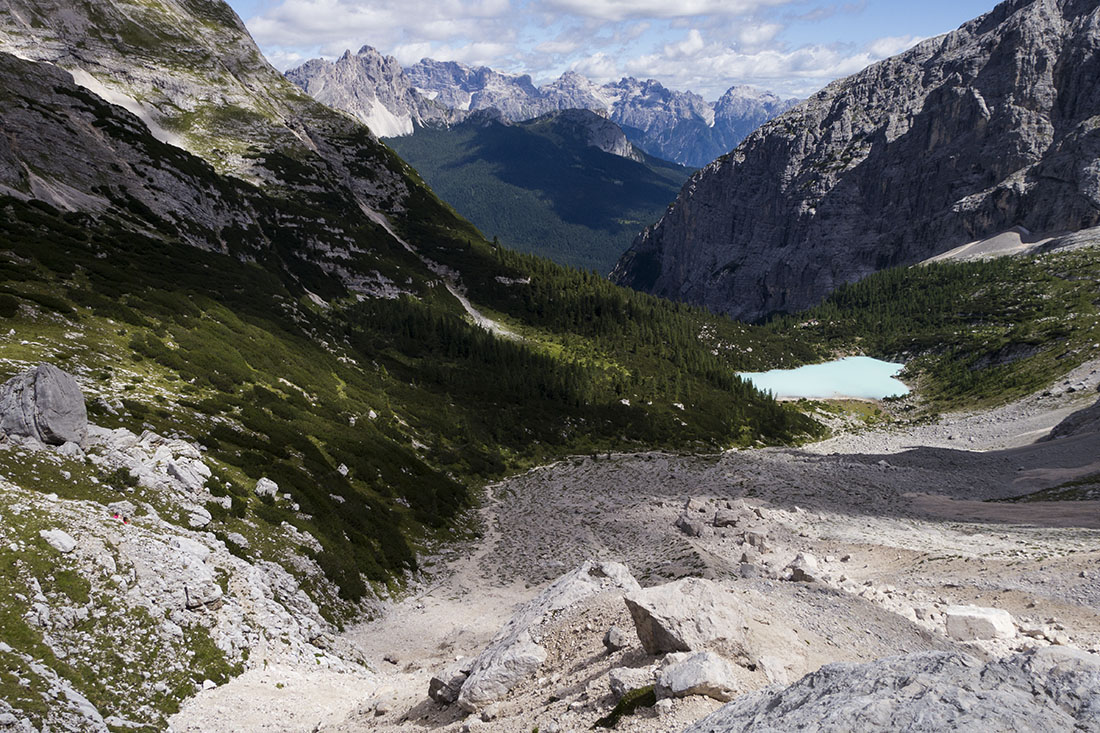 sorapis014.jpg - Eine elends mühsame Schuttreiße muss zuerst überwunden werden. Es wurde still.