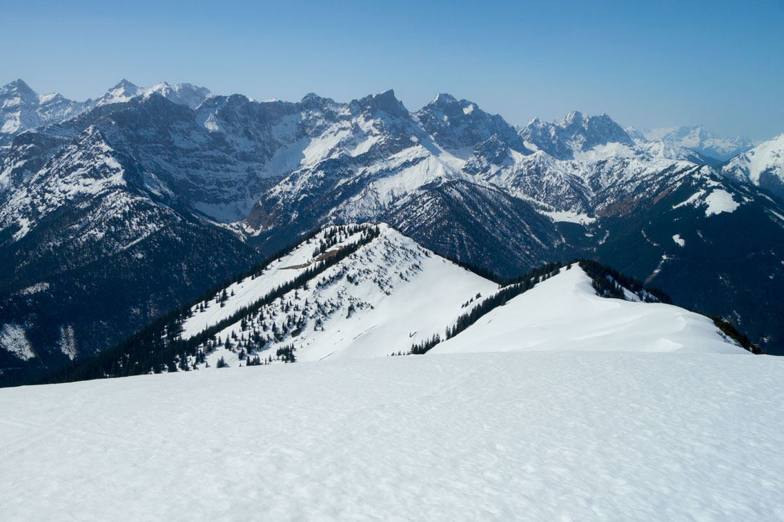 schönalm30.jpg - Karwendelpracht. Rechts der Wörner mit seiner scharfen Schneide, prominent in der Mitte die Vogelkarspitz und Östliche Karwendelspitz. Ganz rechts im Hintergrund schauen noch Alpspitz und Zugspitz raus. 