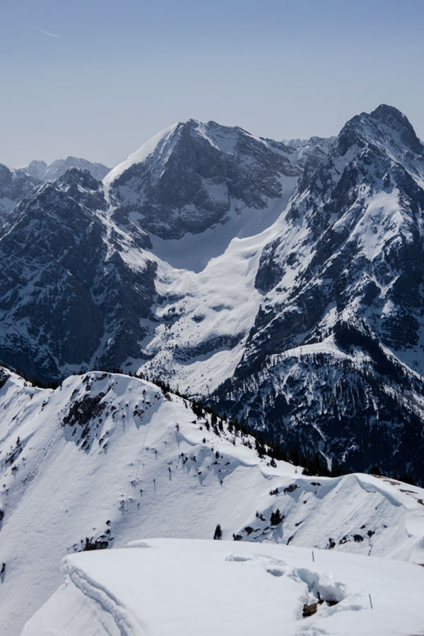 schönalm40.jpg - Falkenkar mit seinen Falken. Schön zu sehen, wie der Pfad zum Lalidererfalk (Mitte) links unterhalb des Turmfalks verläuft. Im Winter verraten Berge ihre zugänglichen Passagen.