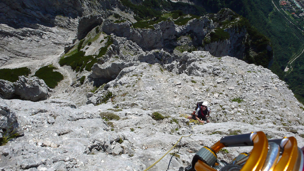 Viererspitze024.jpg - Links ist gut zu sehen, wie aus der Klamm eine Schuttrinne abzweigt. Man folgt dieser bis man bei der markanten Rippe oberhalb der Latschen rausqueren kann (vom Standpunkt aus nach rechts). So läuft man genau auf den Einstieg zu.