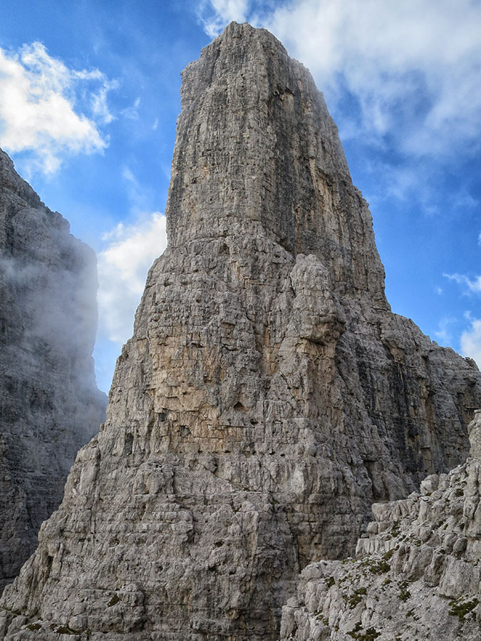 centrale031.jpg - Der Campanile Basso. Es verwundert nicht, dass hier viel geklettert wird. Es gibt unzählige Möglichkeiten und der Fels ist prächtig.                               
