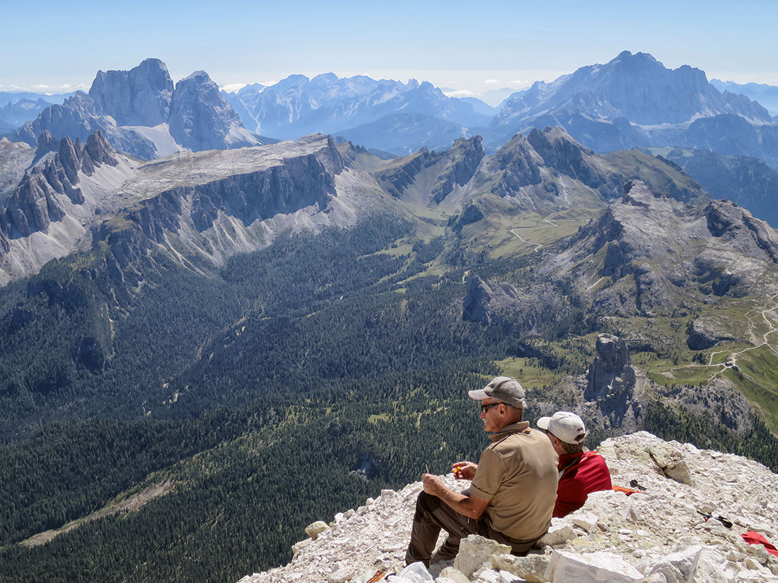 rozes036.jpg - Und was hat es sich gelohnt! Croda da Lago, dahinter Pelmo, rechts die berühmten Civetta Nordwände. Unten stehen die Cinque Torri herum.
