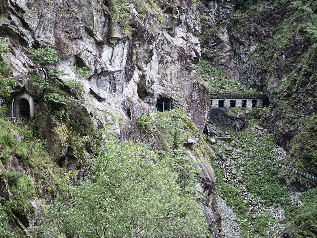 tracc062.jpg - Gegen Ende taucht interessante alte Industriebrache auf.