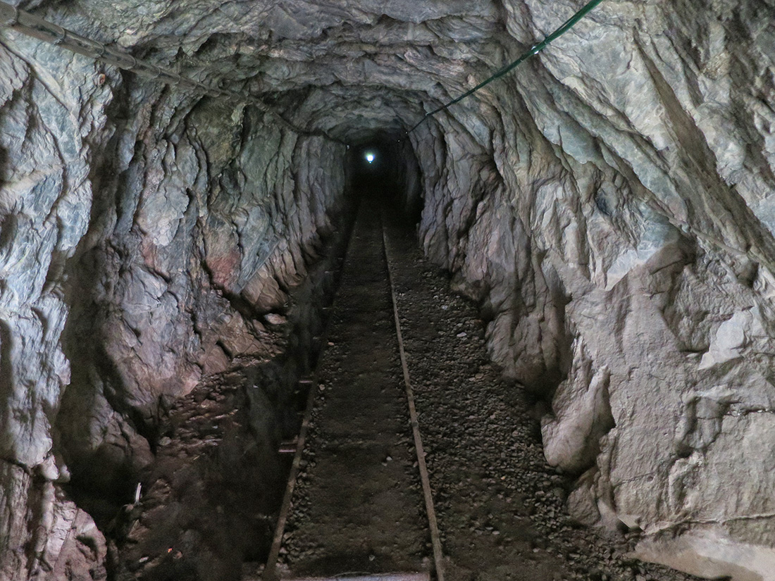 tracc072.jpg - Der 300m lange Haupttunnel.