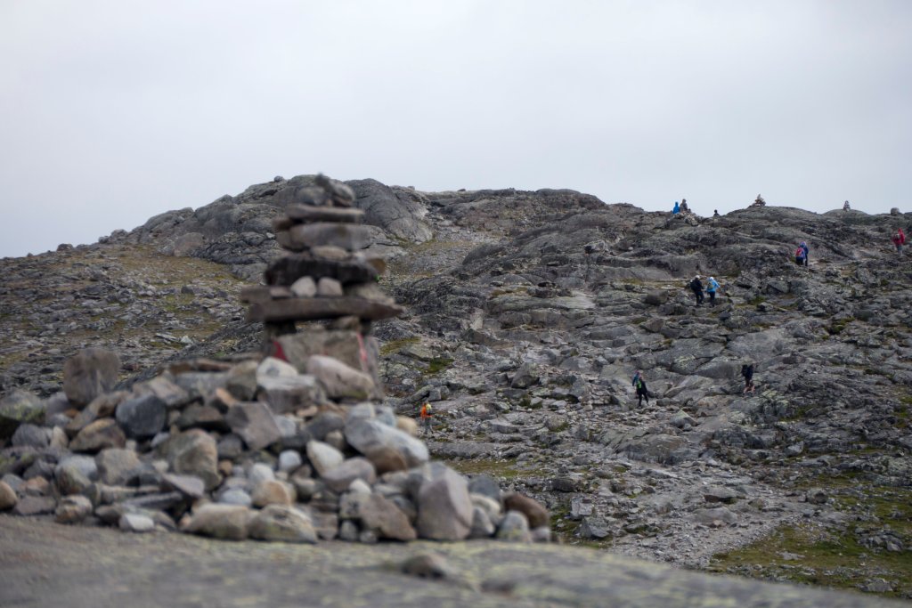 norw_0168.jpg - Man marschiert im Pulk, den das Boot ausgeworfen hat.