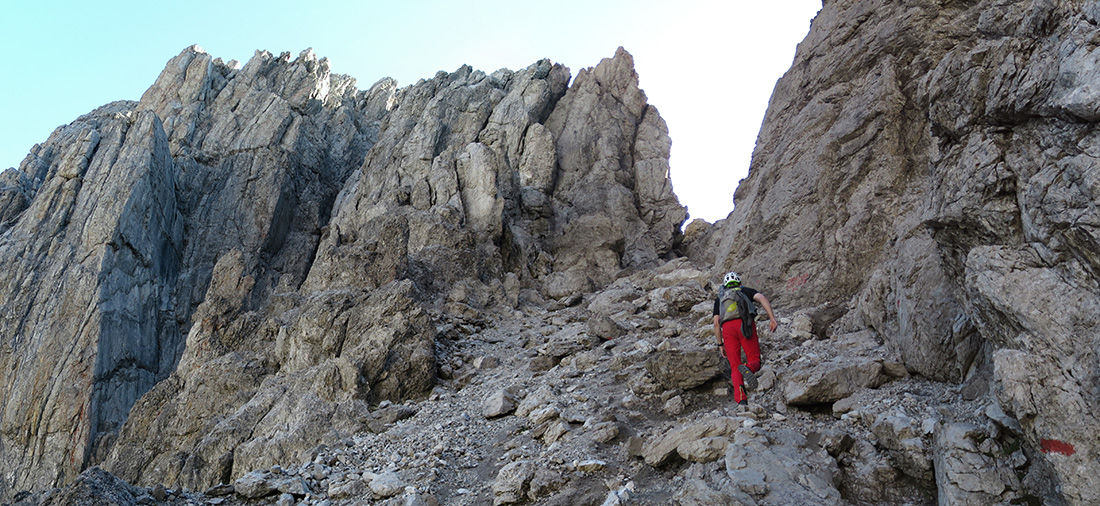 steinsee215.jpg - Wir peilen eine kleine Scharte an.