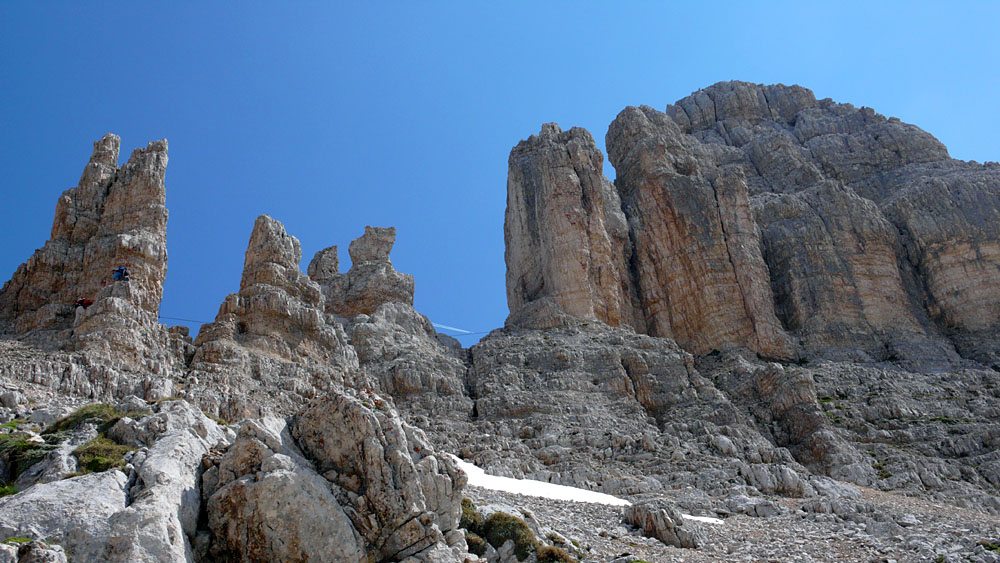 latemar060.jpg - Hier geht der Klettersteig los. Er windet sich kurzweilig durch Scharten und um Türme.