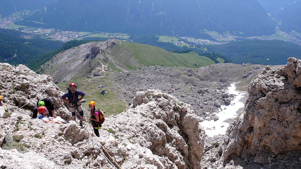 teuf020.JPG - Die Überholten am Einstieg. Es war Sonntag und Italien wollte Klettern.